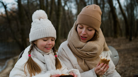 Mom-and-daughter-eating-outdoors