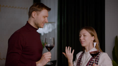 A-couple-drinking-wine