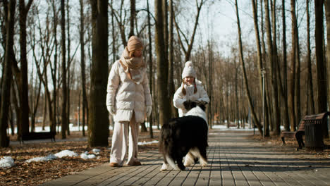 Mutter-Und-Tochter-Spielen-Mit-Hund