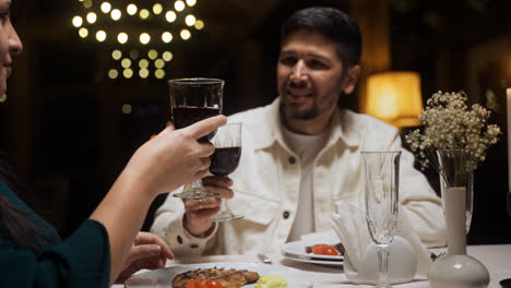 Una-Pareja-Cenando-En-Un-Restaurante