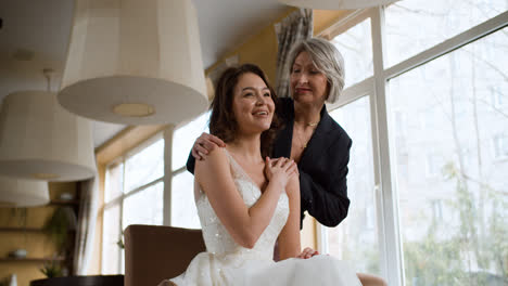 Bride-with-her-mom