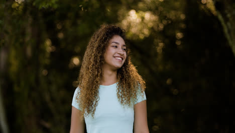 Mujer-Sonriente-Posando-Al-Aire-Libre