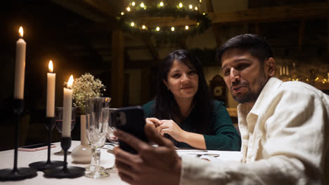 Ein-Lachendes-Paar-In-Einem-Restaurant