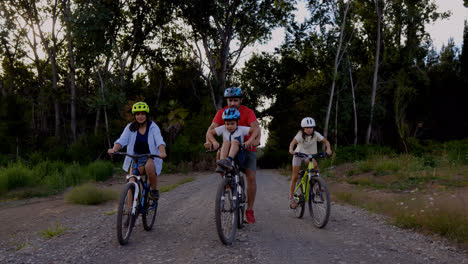 Familia-Andando-En-Bicicleta-Al-Aire-Libre