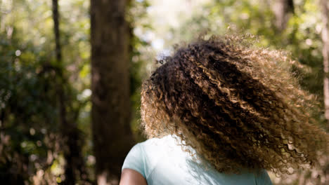 Mujer-Joven-Corriendo-En-El-Bosque