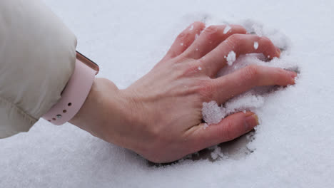 Hände-Berühren-Den-Schnee