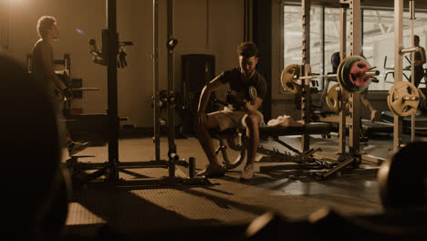 Hombre-Entrenando-En-El-Gimnasio