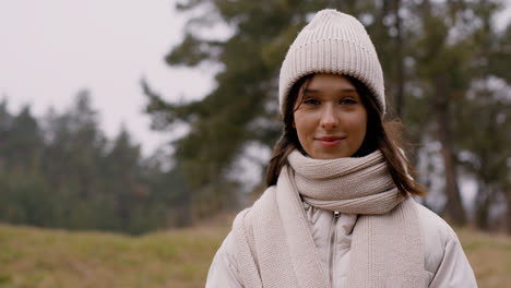 Woman-looking-at-the-camera