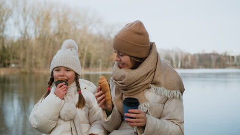 Mutter-Und-Tochter-Essen-Im-Freien