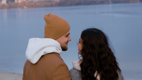 Pareja-Besándose-Al-Aire-Libre