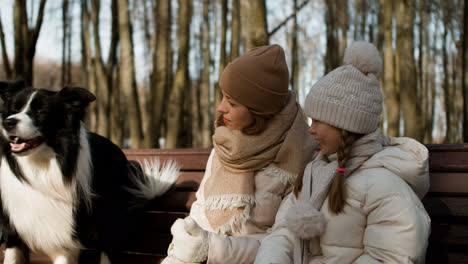 Mutter-Und-Tochter-Im-Park-Mit-Ihrem-Hund