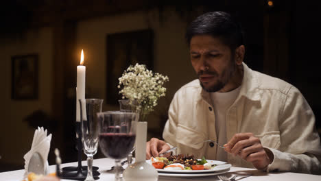 Hombre-Comiendo-En-Restaurante