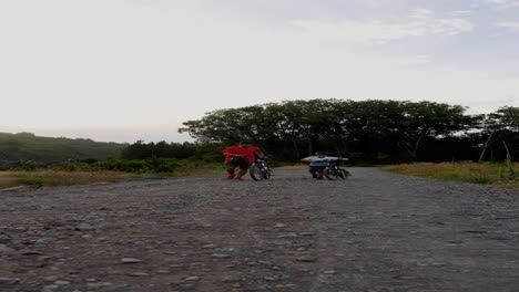 Padre-E-Hijo-Caminando-Con-Bicicleta