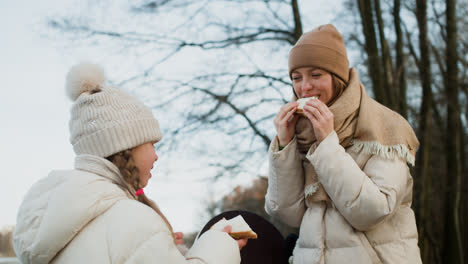 Mom-and-daughter-eating-outdoors