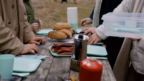 Gente-Haciendo-Un-Picnic