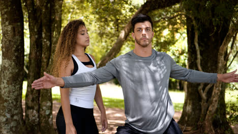 Mujer-Ayudando-Al-Hombre-Con-Los-Estiramientos-Al-Aire-Libre