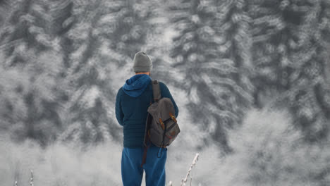 Backpacker-Im-Schnee