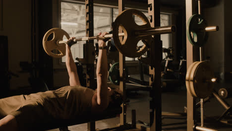 Hombre-Entrenando-En-El-Gimnasio