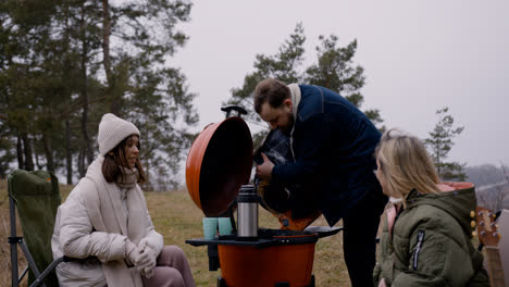 People-having-picnic