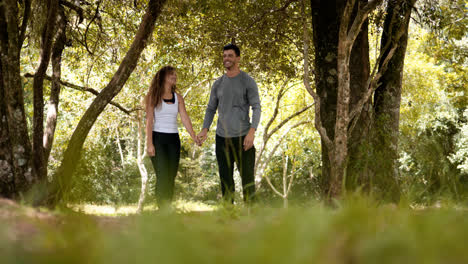 Pareja-Entrenando-Juntos-Y-Abrazándose