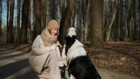 Mutter-Und-Tochter-Spielen-Mit-Hund