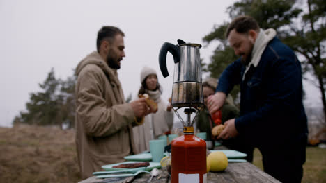 Gente-Haciendo-Un-Picnic