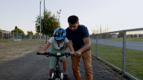 Niño-Aprendiendo-A-Andar-En-Bicicleta