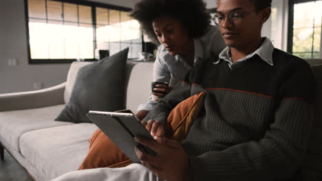 Personen,-Die-Ein-Tablet-Verwenden