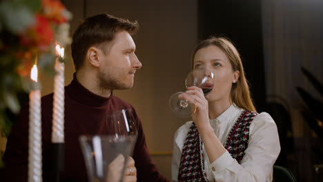 A-couple-drinking-wine