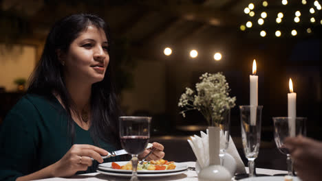 Una-Pareja-Cenando-En-Un-Restaurante