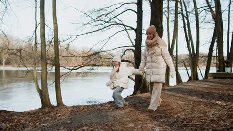 Mamá-E-Hija-Caminando-Juntas