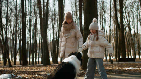 Mamá-E-Hija-Jugando-Con-El-Perro