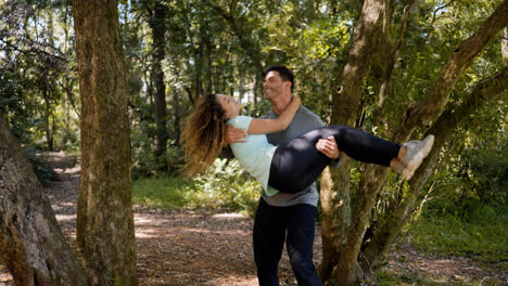 Glückliches-Paar,-Das-Spaß-Im-Wald-Hat