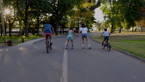 Familia-Pasando-Tiempo-Juntos