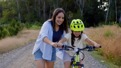 Niño-Aprendiendo-A-Andar-En-Bicicleta