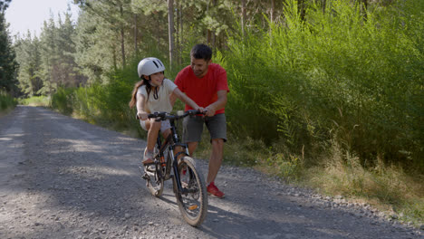 Niño-Aprendiendo-A-Andar-En-Bicicleta