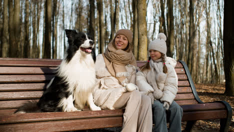 Mutter-Und-Tochter-Im-Park-Mit-Ihrem-Hund