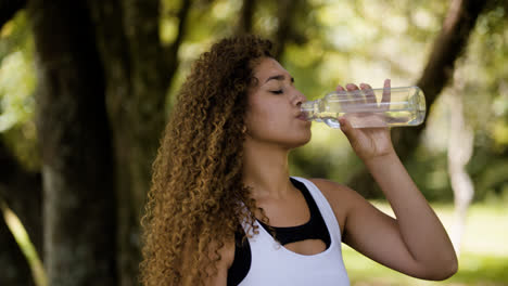 Mädchen-Trinkt-Wasser