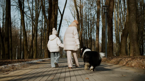 Mamá-E-Hija-Caminando-Juntas