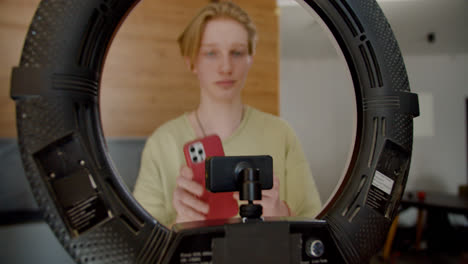 Teenager-setting-the-halo-and-smartphone