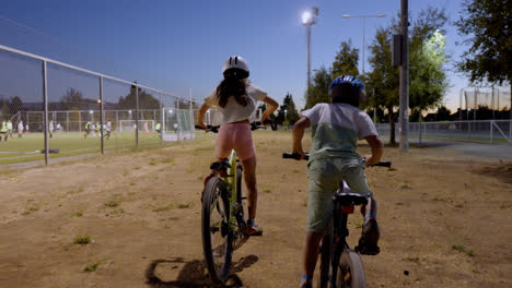 Kinder-Fahren-Fahrrad