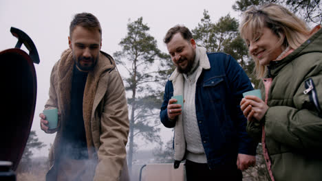 Gente-Haciendo-Barbacoa