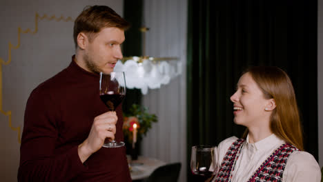 A-couple-drinking-wine