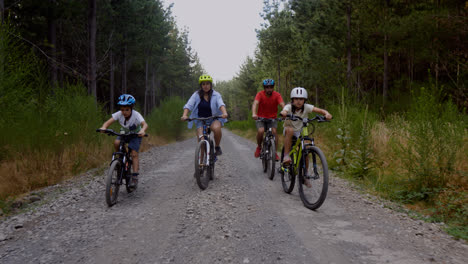 Familia-Andando-En-Bicicleta-Al-Aire-Libre