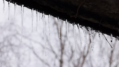 Finos-Trozos-De-Hielo-En-Una-Ventana