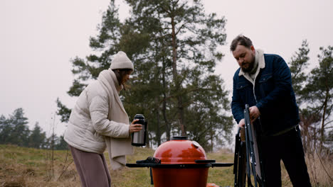 Couple-having-picnic