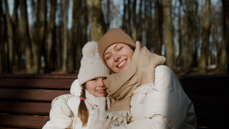 Mamá-E-Hija-Sonriendo-A-La-Cámara