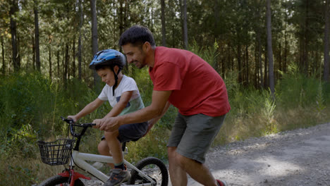 Niño-Aprendiendo-A-Andar-En-Bicicleta