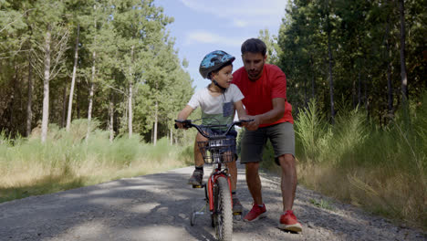 Niño-Aprendiendo-A-Andar-En-Bicicleta