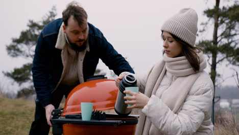 Couple-having-picnic